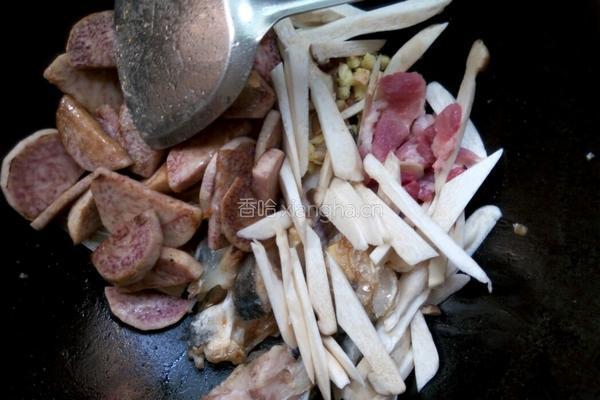 大头鱼芋头杏鲍菇碎肉汤的做法图解8