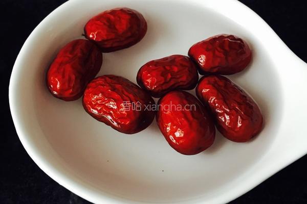 黑木耳红枣汤的做法图解2