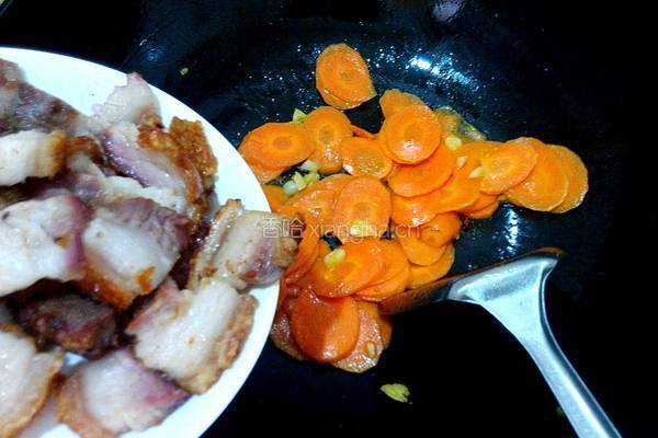 烧肉炒红萝卜的做法图解5