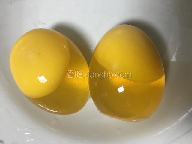 皮蛋去壳；