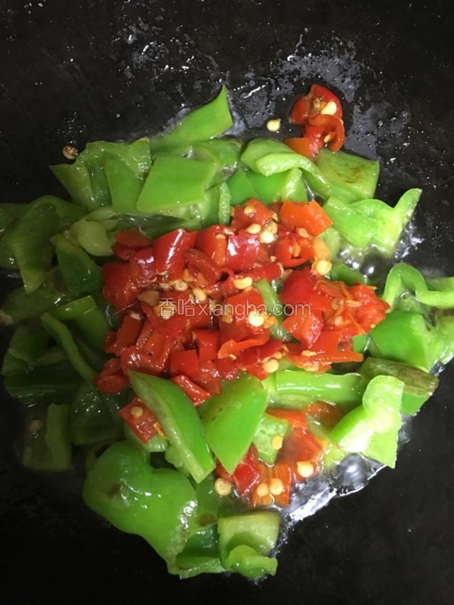 青椒丁6成熟时倒入剁椒酱，加入适量生抽调味；