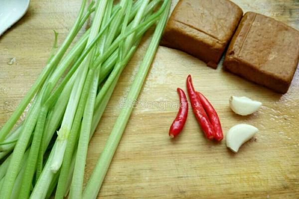 芹菜炒香干的做法图解1