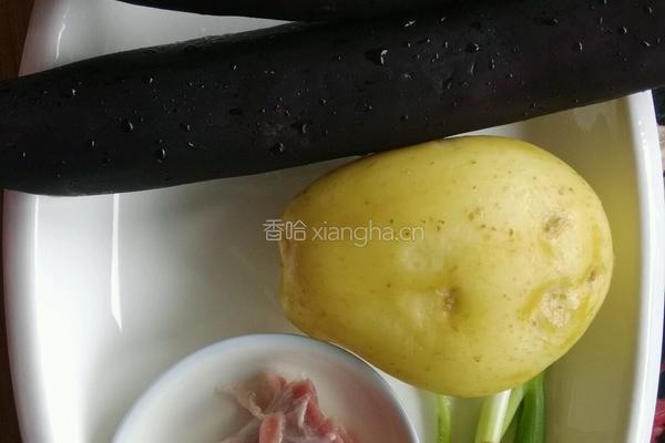 东北版土豆炖茄子的做法图解1