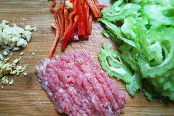 豉香肉末炒苦瓜的做法图解3