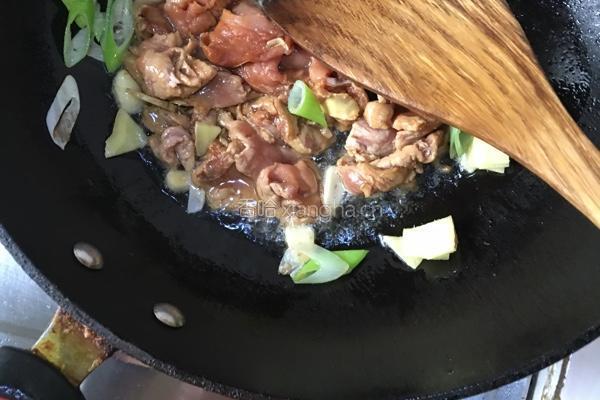 莴笋木耳炒肉片的做法图解2