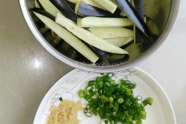 正宗鱼香茄子的做法图解1