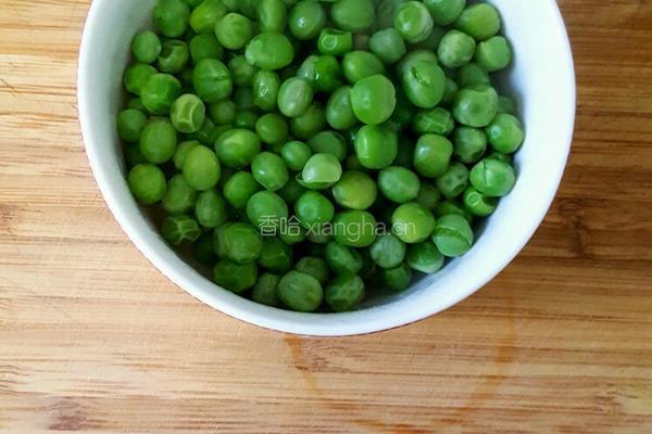 西红柿炒鸡蛋豌豆的做法图解3