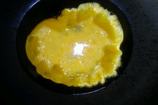 蟹味菇炒鸡蛋的做法图解2