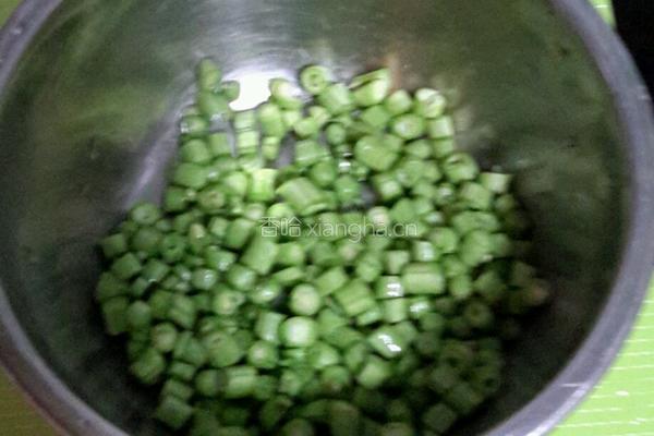 豆角煎蛋的做法图解1