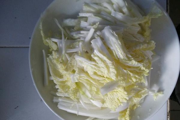 炝炒圆白菜的做法图解1