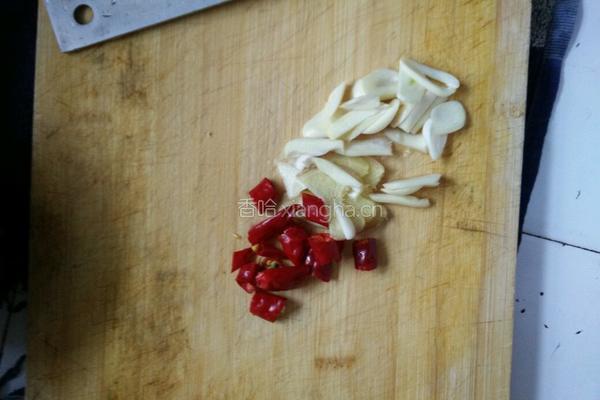 炝炒圆白菜的做法图解2