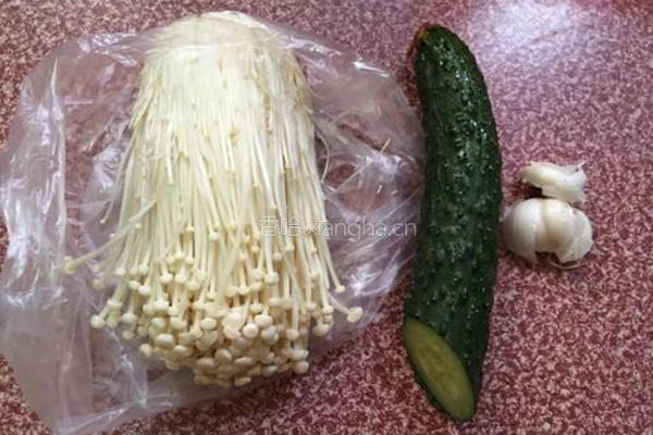 金针菇拌黄瓜的做法图解1