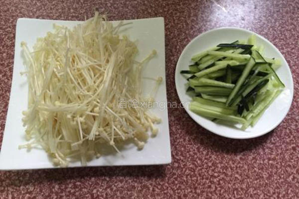金针菇拌黄瓜的做法图解2