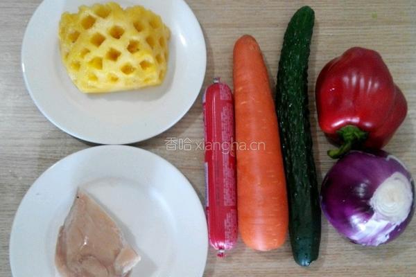菠萝鸡肉炒饭的做法图解1