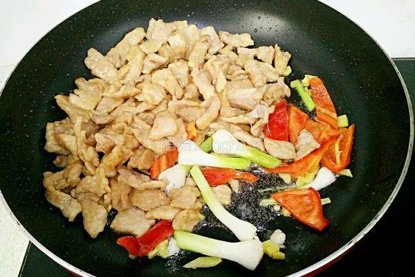 蒜苗炒肉的做法图解5