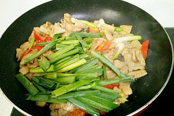 蒜苗炒肉的做法图解7