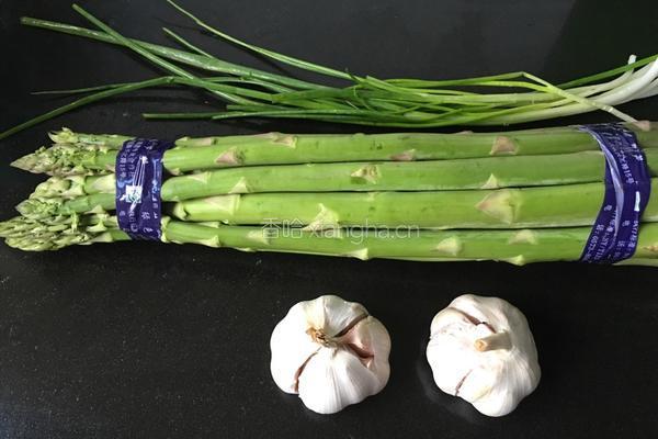 蒜香芦笋的做法图解1