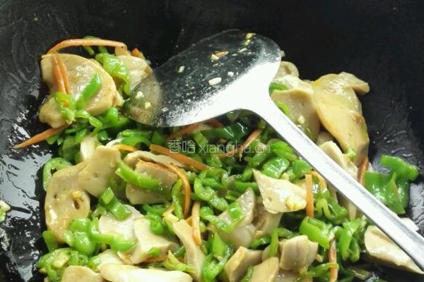 青椒炒面筋的做法图解6