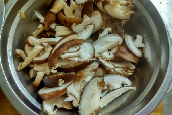 鸡肉炒香菇的做法图解2