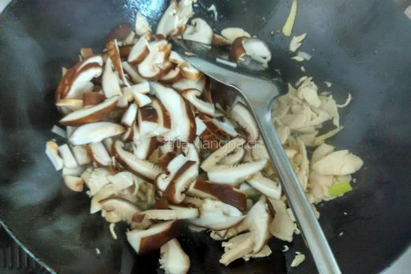 鸡肉炒香菇的做法图解7
