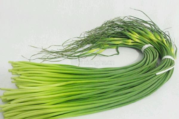 香肠炒蒜苔的做法图解1