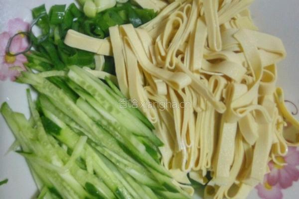 黄瓜拌干豆腐的做法图解1
