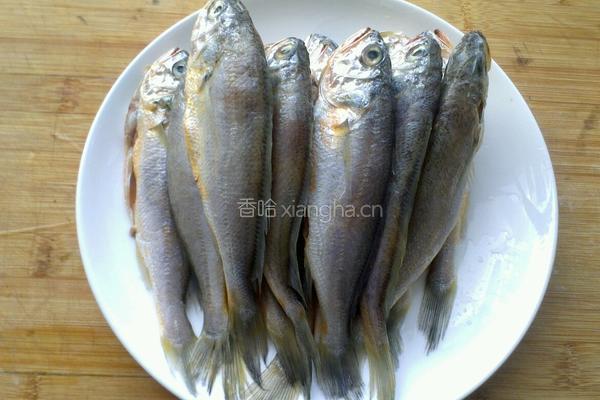油炸小黄鱼的做法图解1