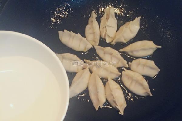 锅贴饺子的做法图解5