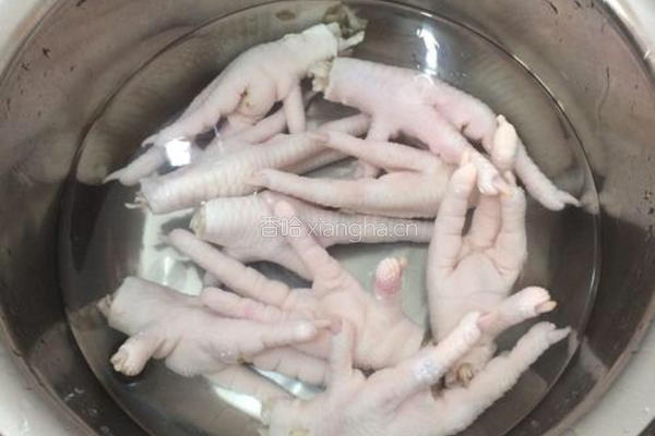 凉拌鸡脚的做法图解1