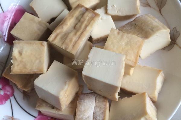 茼蒿菜炒臭豆腐的做法图解2