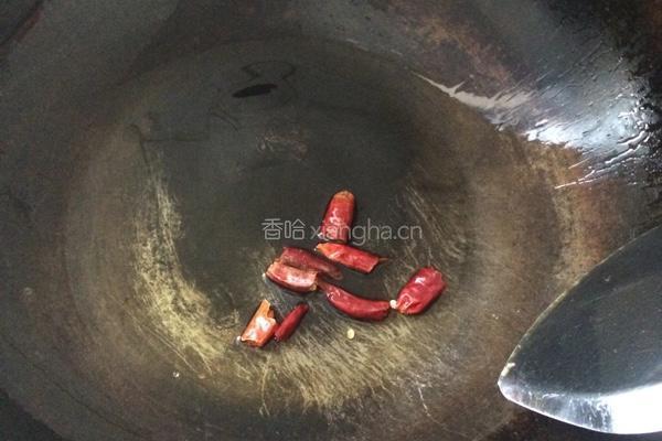 茼蒿菜炒臭豆腐的做法图解3