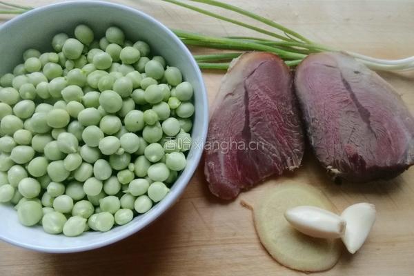 腊肉烧青豆的做法图解1