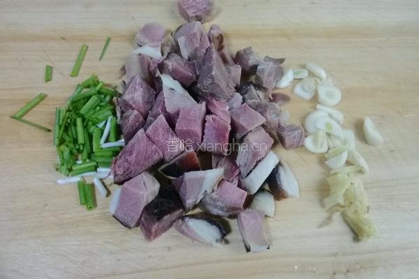 腊肉烧青豆的做法图解2