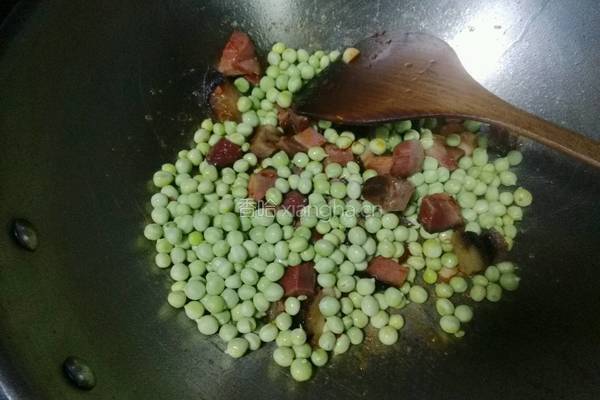 腊肉烧青豆的做法图解6