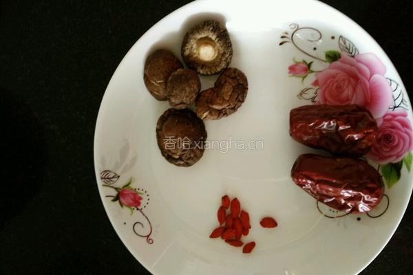 红枣香菇土鸡汤的做法图解1