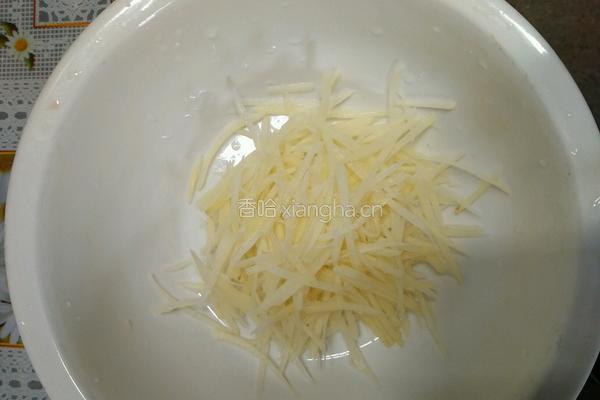土豆丝鸡蛋饼的做法图解1