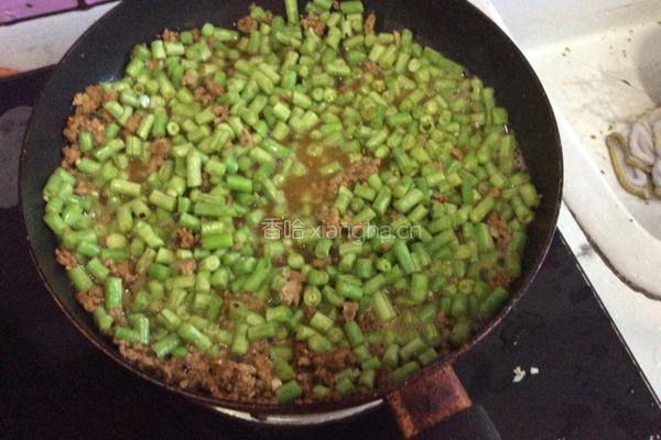 缸豆炒肉沫的做法图解3
