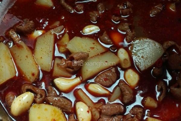 土豆烧肥肠的做法图解4