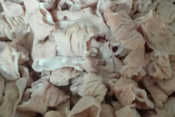 土豆烧肥肠的做法图解1