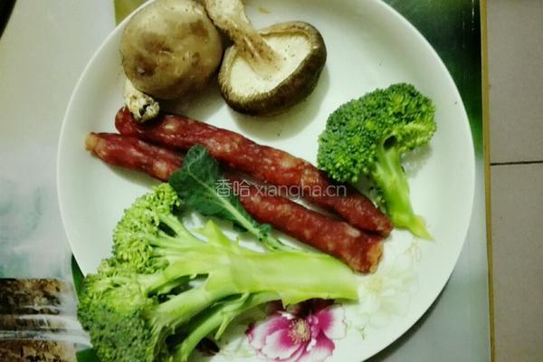 腊肠煲仔饭的做法图解2