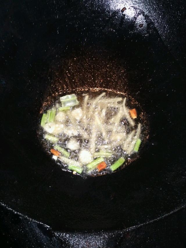 起锅热油，下葱花，姜，蒜，辣椒爆香