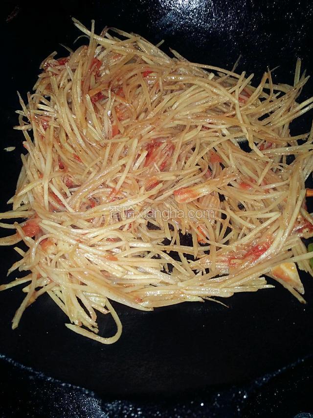 放土豆丝后倒少许的醋翻炒均匀