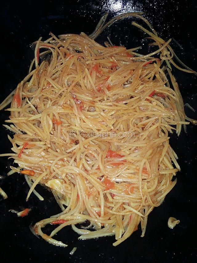 放盐少许，炒至土豆丝稍微变色有少许汤汁即可出锅
