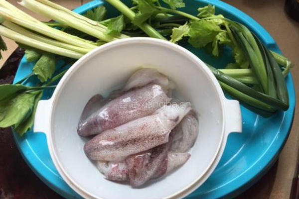 芹菜炒鱿鱼的做法图解1