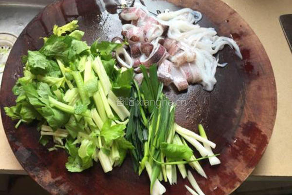 芹菜炒鱿鱼的做法图解3