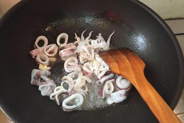 芹菜炒鱿鱼的做法图解5