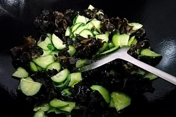 炒黄瓜木耳的做法图解4