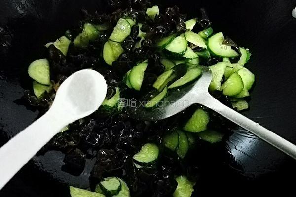 炒黄瓜木耳的做法图解5