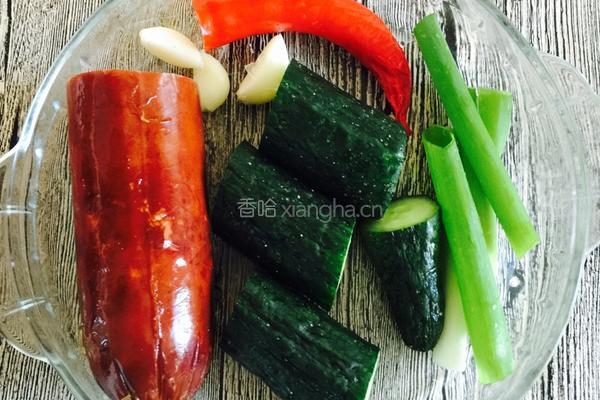 黄瓜炒火腿的做法图解1