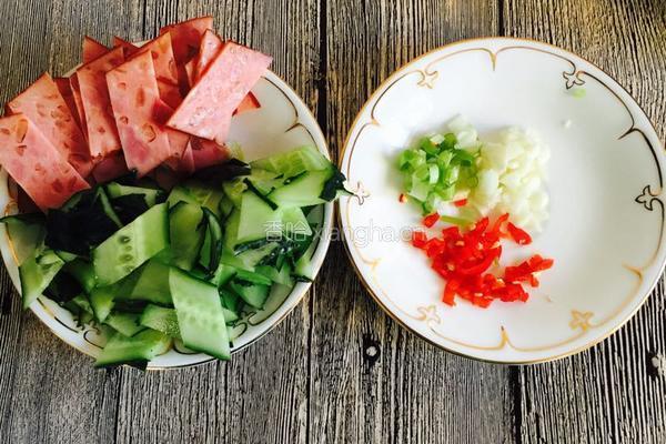 黄瓜炒火腿的做法图解2